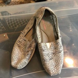 Skechers Bob’s Silver Lace slip-ons, size 7 1/2.